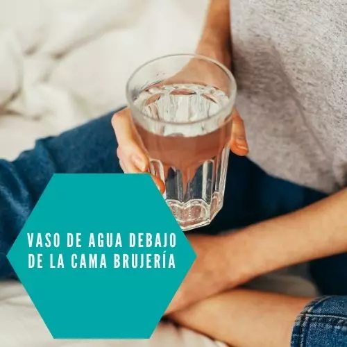 Vaso de agua debajo de la cama brujería